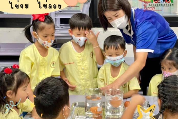 โอ้โห เด็กๆได้ทำการทดลองวิทยาศาสตร์ด้วยน้า ว่าแต่ทดลองอะไรกันเอ่ยย
