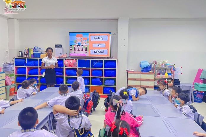 อนุบาล 3/1กิจกรรมเสริมภาษาอังกฤษ เด็กๆเรียนรู้เรื่อง Safety AT SCHOOL =ความปลอดภัยในโรงเรียน กับ Teacher joe