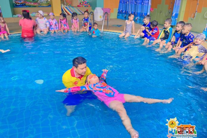 กิจกรรมว่ายน้ำของเด็กๆอนุบาล 3/1 ว้าวว ครูบี สอนในเรื่องของการลอยตัว และการฝึกการทรงตัวในน้ำ