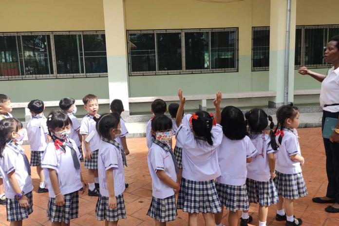 กิจกรรมในช่วงเช้าวันนี้ ????เด็กๆ อนุบาล 3/1 ของเรา ได้เรียนรู้ภาษาอังกฤษนอกห้องเรียนไปกับ Teacher Cynthia