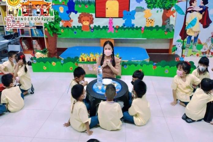 วันนี้พี่ๆระดับชั้น อ.3/3 ทดลองวิทยาศาสตร์เรื่อง “หมึกลอยน้ำ” ค่ะ