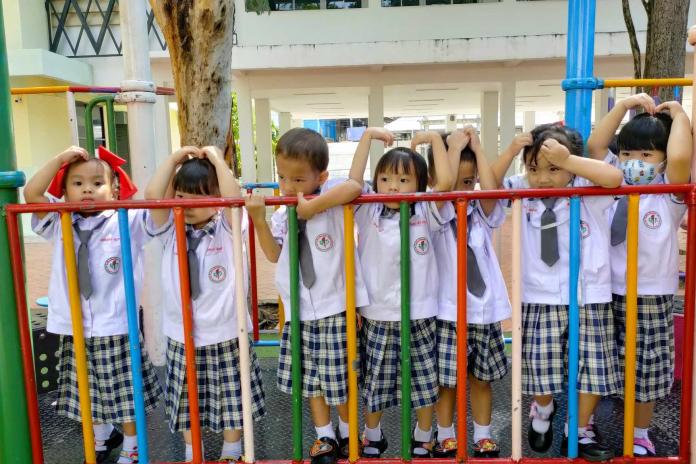 กิจกรรมวันนี้คุณครูพาเด็กๆอนุบาล 1/3 มาเล่นของเล่นที่สนามเด็กเล่นกันค่ะ เพื่อเป็นการให้เด็กๆได้ผ่อนคลายจากการทำกิจกรรมในห้องเรียน