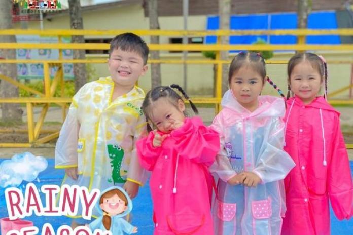 กิจกรรม Rainy season วันนี้เด็กเรียนรู้วีธีการป้องกันฝน การใช้อุปกรณ์ป้องกันฝน