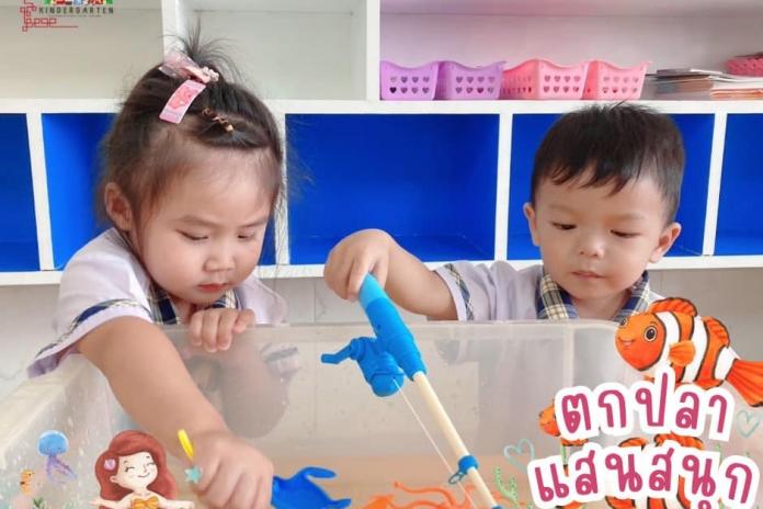 วันนี้คุณครูพลอยพาเด็กๆเรียนรู้เกี่ยวกับสัตว์น้ำ เช่น ปลา ปลาหมึก กุ้ง ปู ฯลฯ ต่อด้วยกิจกรรมตกปลาแสนสนุก เด็กๆพากันตกปลาอย่างสนุกสนานมากๆค่ะ