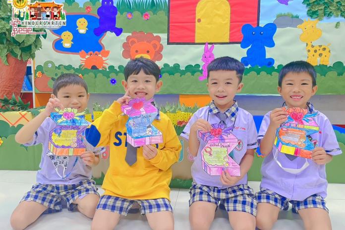 กิจกรรมที่ให้เด็กๆได้แสดงความรักต่อคุณแม่โดยการทำการ์ดวันแม่ที่เด็กๆได้เขียนคำอวยพรให้กับคุณแม่ด้วยตนเอง