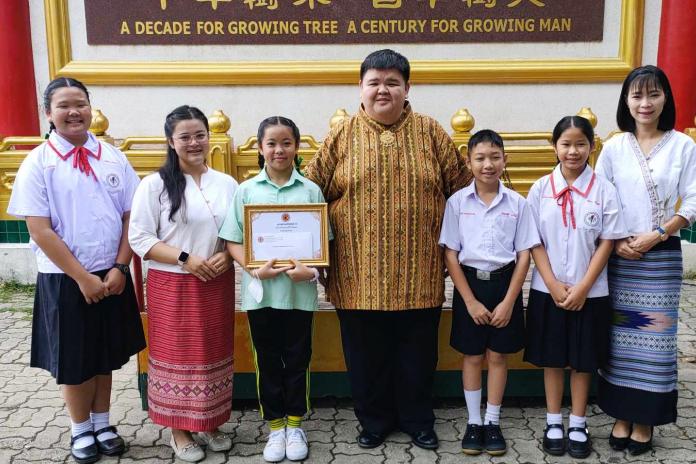 วันพฤหัสบดีที่ 31 สิงหาคม 2566 นายชัชวาล วิโรจน์ศศิธร ผู้จัดการโรงเรียนมัธยมวิทยา มอบหมายให้นายพีระพันธ์ ตันวงศ์ รองผู้อำนวยการฝ่ายวิชาการ โรงเรียนมัธยมวิทยา เป็นผู้มอบเกียรติบัตรให้กับนักเรียนคนเก่งที่ได้รับรางวัลชมเชย
