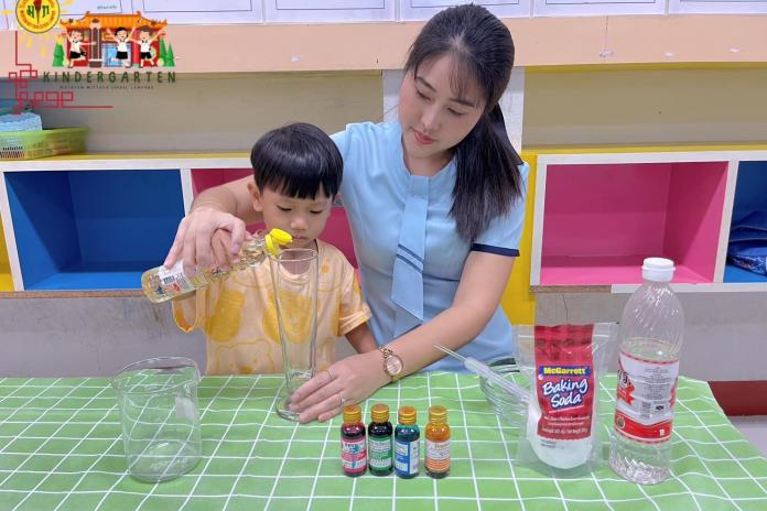 การทดลองวิทยาศาสตร์ของเด็กๆ ระดับชั้นอนุบาล 1/1 ห้อง ดอกทิวลิป