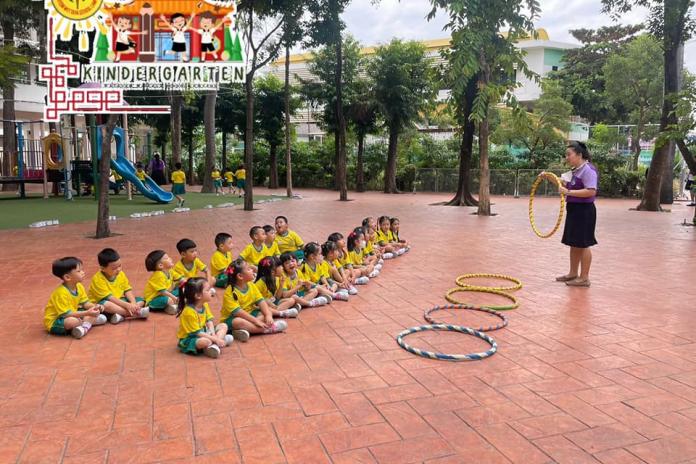กิจกรรมกลางแจ้ง อนุบาล 2/3 ???? กิจกรรมกลางเเจ้ง กระโดดข้ามหวง ช่วยให้เด็กการใช้กล้ามเนื้อมัดใหญ่ในการกระโดด ของขาทั้งสองข้าง เด็กๆสามารถ กระโดดได้อย่างคล่องแคล่วค่ะ