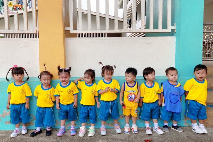 ห้องดอกชมพู ระดับชั้นเนอสเซอรี่ กิจกรรมกลางแจ้ง สัปดาห์นี้คุณครูพลอยพาเด็กๆออกไปทำกิจกรรมนอกห้องเรียน วิ่งเก็บของแสนสนุก