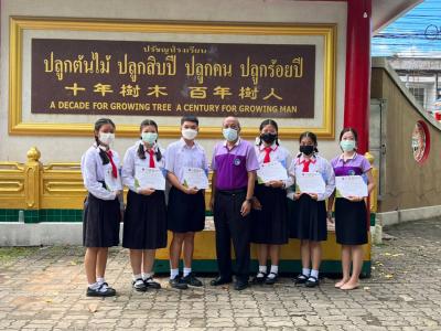 ท่านผู้อำนวยการ ว่าที่ร้อยตรีวสุไชย ชูวงศ์​  มอบเกียรติ​บัตร​ ให้ตัวแทนนักเรียนระดับชั้นมัธยมศึกษาปีที่ 5/1และ ม.5/2 โรงเรียนมัธยมวิทยา