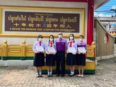 ท่านผู้อำนวยการ ว่าที่ร้อยตรีวสุไชย ชูวงศ์​  มอบเกียรติ​บัตร​ ให้ตัวแทนนักเรียนระดับชั้นมัธยมศึกษาปีที่ 5/1และ ม.5/2 โรงเรียนมัธยมวิทยา