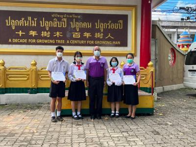ท่านผู้อำนวยการ ว่าที่ร้อยตรีวสุไชย ชูวงศ์​  มอบเกียรติ​บัตร​ ให้ตัวแทนนักเรียนระดับชั้นมัธยมศึกษาปีที่ 5/1และ ม.5/2 โรงเรียนมัธยมวิทยา