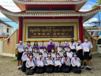 ท่านผู้อำนวยการ ว่าที่ร้อยตรีวสุไชย ชูวงศ์​  มอบเกียรติ​บัตร​ ให้ตัวแทนนักเรียนระดับชั้นมัธยมศึกษาปีที่ 5/1และ ม.5/2 โรงเรียนมัธยมวิทยา