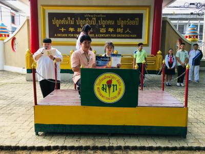 แสดงความยินดีกับนักเรียนที่ชนะในการแข่งขันกีฬาเทควันโด