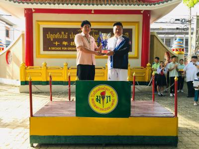 แสดงความยินดีกับนักเรียนที่ชนะในการแข่งขันกีฬาเทควันโด