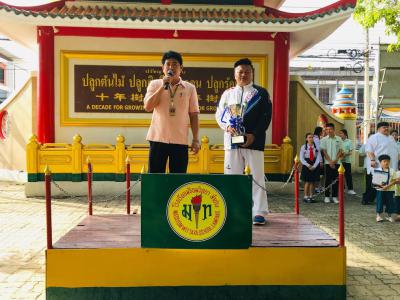 แสดงความยินดีกับนักเรียนที่ชนะในการแข่งขันกีฬาเทควันโด