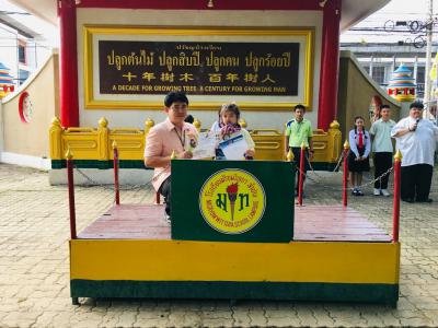 แสดงความยินดีกับนักเรียนที่ชนะในการแข่งขันกีฬาเทควันโด