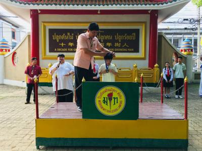 แสดงความยินดีกับนักเรียนที่ชนะในการแข่งขันกีฬาเทควันโด