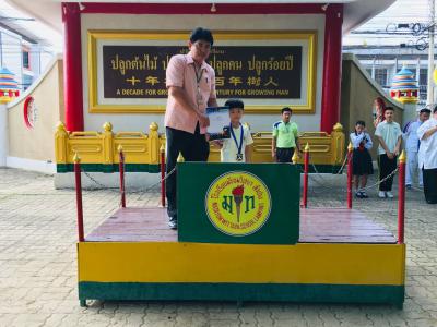 แสดงความยินดีกับนักเรียนที่ชนะในการแข่งขันกีฬาเทควันโด
