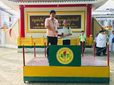 แสดงความยินดีกับนักเรียนที่ชนะในการแข่งขันกีฬาเทควันโด