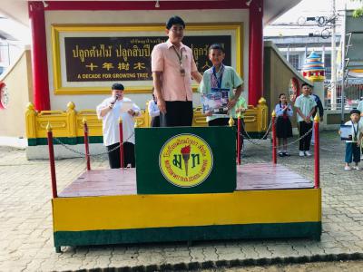 แสดงความยินดีกับนักเรียนที่ชนะในการแข่งขันกีฬาเทควันโด