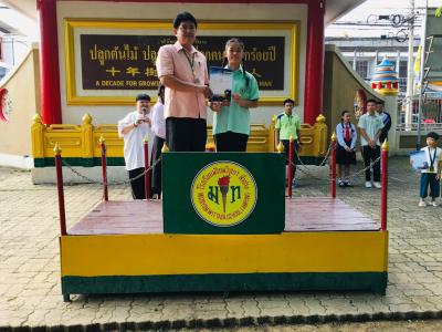 แสดงความยินดีกับนักเรียนที่ชนะในการแข่งขันกีฬาเทควันโด