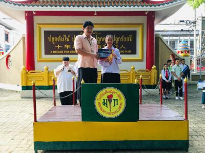 แสดงความยินดีกับนักเรียนที่ชนะในการแข่งขันกีฬาเทควันโด