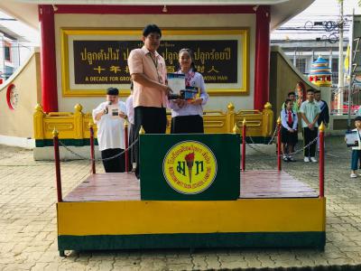 แสดงความยินดีกับนักเรียนที่ชนะในการแข่งขันกีฬาเทควันโด
