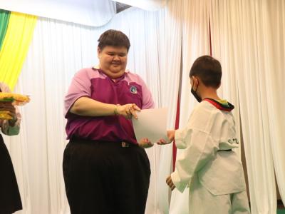 พิธีมอบใบประกาศนียบัตรทักษะกีฬาเทควันโดขั้นพื้นฐาน ระดับชั้น ป.1-3
