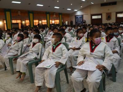 พิธีมอบใบประกาศนียบัตรทักษะกีฬาเทควันโดขั้นพื้นฐาน ระดับชั้น ป.1-3
