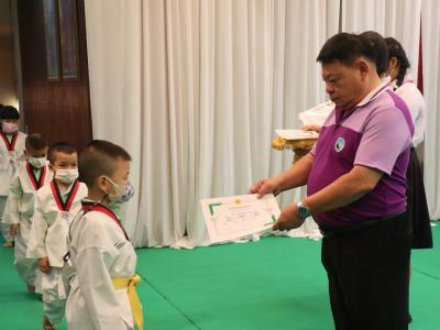 พิธีมอบใบประกาศนียบัตรทักษะกีฬาเทควันโดขั้นพื้นฐาน ระดับชั้น ป.1-3