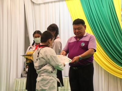 พิธีมอบใบประกาศนียบัตรทักษะกีฬาเทควันโดขั้นพื้นฐาน ระดับชั้น ป.1-3