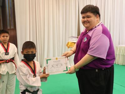 พิธีมอบใบประกาศนียบัตรทักษะกีฬาเทควันโดขั้นพื้นฐาน ระดับชั้น ป.1-3