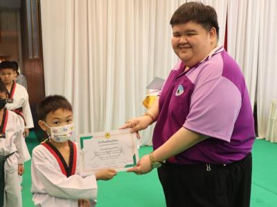พิธีมอบใบประกาศนียบัตรทักษะกีฬาเทควันโดขั้นพื้นฐาน ระดับชั้น ป.1-3