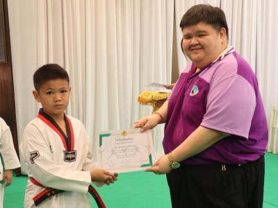 พิธีมอบใบประกาศนียบัตรทักษะกีฬาเทควันโดขั้นพื้นฐาน ระดับชั้น ป.1-3