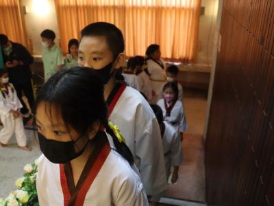 พิธีมอบใบประกาศนียบัตรทักษะกีฬาเทควันโดขั้นพื้นฐาน ระดับชั้น ป.1-3