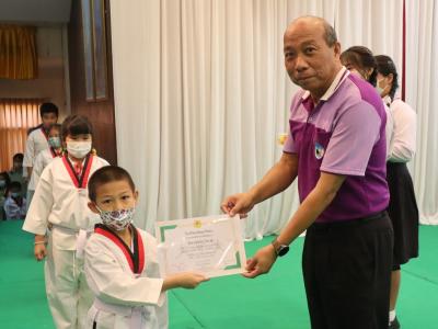 พิธีมอบใบประกาศนียบัตรทักษะกีฬาเทควันโดขั้นพื้นฐาน ระดับชั้น ป.1-3
