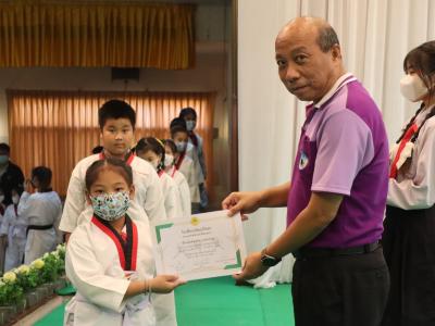 พิธีมอบใบประกาศนียบัตรทักษะกีฬาเทควันโดขั้นพื้นฐาน ระดับชั้น ป.1-3