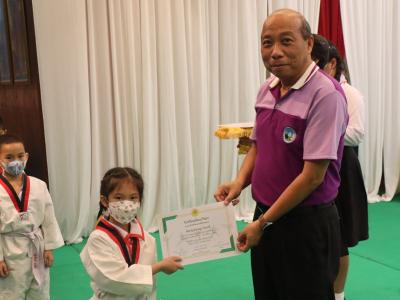 พิธีมอบใบประกาศนียบัตรทักษะกีฬาเทควันโดขั้นพื้นฐาน ระดับชั้น ป.1-3