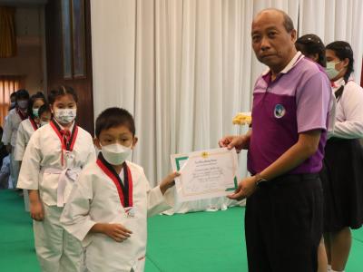 พิธีมอบใบประกาศนียบัตรทักษะกีฬาเทควันโดขั้นพื้นฐาน ระดับชั้น ป.1-3