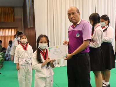 พิธีมอบใบประกาศนียบัตรทักษะกีฬาเทควันโดขั้นพื้นฐาน ระดับชั้น ป.1-3