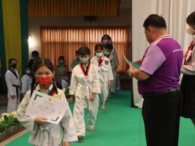 พิธีมอบใบประกาศนียบัตรทักษะกีฬาเทควันโดขั้นพื้นฐาน ระดับชั้น ป.1-3