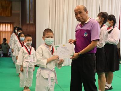 พิธีมอบใบประกาศนียบัตรทักษะกีฬาเทควันโดขั้นพื้นฐาน ระดับชั้น ป.1-3