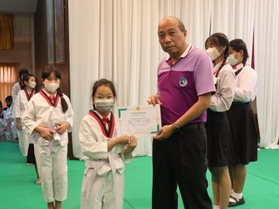 พิธีมอบใบประกาศนียบัตรทักษะกีฬาเทควันโดขั้นพื้นฐาน ระดับชั้น ป.1-3
