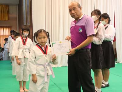 พิธีมอบใบประกาศนียบัตรทักษะกีฬาเทควันโดขั้นพื้นฐาน ระดับชั้น ป.1-3