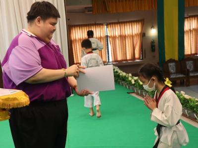 พิธีมอบใบประกาศนียบัตรทักษะกีฬาเทควันโดขั้นพื้นฐาน ระดับชั้น ป.1-3