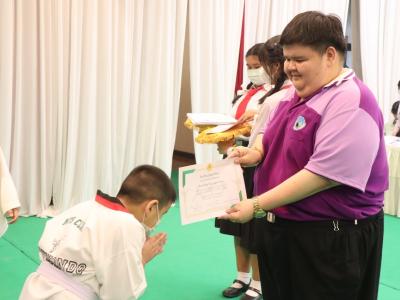 พิธีมอบใบประกาศนียบัตรทักษะกีฬาเทควันโดขั้นพื้นฐาน ระดับชั้น ป.1-3