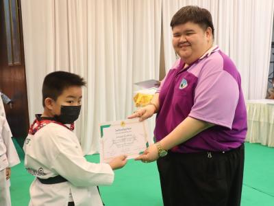 พิธีมอบใบประกาศนียบัตรทักษะกีฬาเทควันโดขั้นพื้นฐาน ระดับชั้น ป.1-3