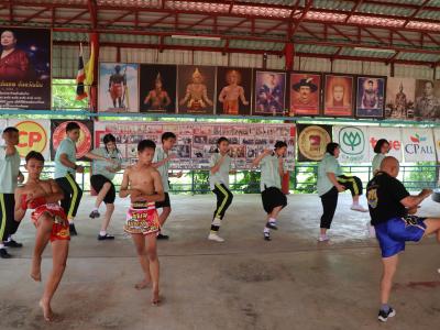 นักเรียนชั้นมัธยมศึกษาปีที่ 4 เข้ารวมฝึกซ้อมแม่ไม้มวยไทย ที่ค่ายมวยเบิกฤกษ์ยิม อำเภอเกาะคา จังหวัดลำปาง