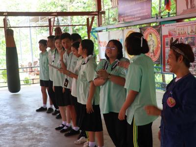 นักเรียนชั้นมัธยมศึกษาปีที่ 4 เข้ารวมฝึกซ้อมแม่ไม้มวยไทย ที่ค่ายมวยเบิกฤกษ์ยิม อำเภอเกาะคา จังหวัดลำปาง